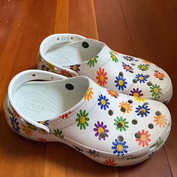 CROCS Shoes - Crocs Pride Daisy Floral Platform Clogs